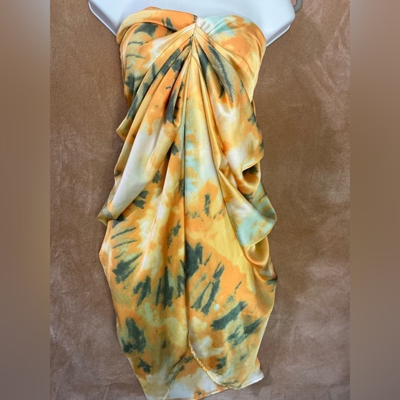 PrettyLittleThing middle  split dress - Picture 2 of 11